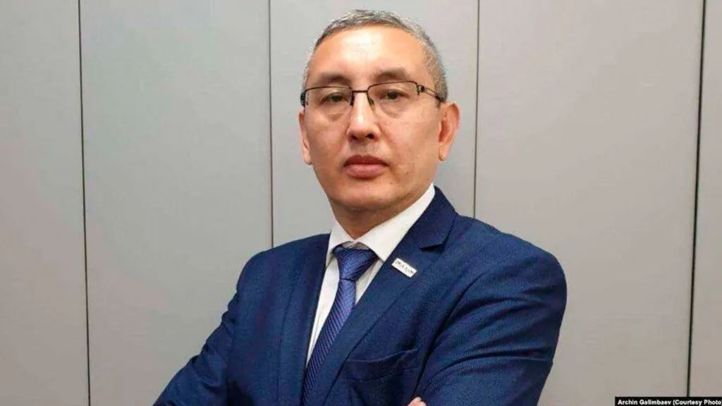Глава Ассоциации обменных пунктов рассказал кому придется указывать цель покупки валюты в Казахстане Ряд СМИ распространил некорректную трактовку новой нормы которая вступит в силу 18 апреля якобы при покупке свыше 50 тысяч безналом нужно будет подтвердить цель и использовать деньги по назначению Складывается ошибочное мнение что речь идет об операциях в обменниках для обычных физлиц это не так Digital Business обратился за разъяснениями к председателю Ассоциации обменных пунктов Казахстана Арчину Галимбаеву который расставил все точки над И Покупка наличной валюты в обменниках или через банковские приложения для личных нужд остается без изменений Новые требования Нацбанка относятся исключительно к юридическим лицам и безналичным операциям по внешнеторговым контрактам Да вижу неверную трактовку По новым правилам в принципе так было и раньше Валюту необходимо конвертировать в определенный срок а если она не используется конвертировать обратно Сейчас лишь добавили требование указывать цель номер контракта и назначение платежа поясняет Галимбаев Нацбанк хочет таким образом исключить валютные спекуляции компаний которые закупают доллары впрок и создают давление на валютный рынок Я не вижу в этом никаких проблем для бизнеса Это вполне нормальное рабочее правило заключил специалист