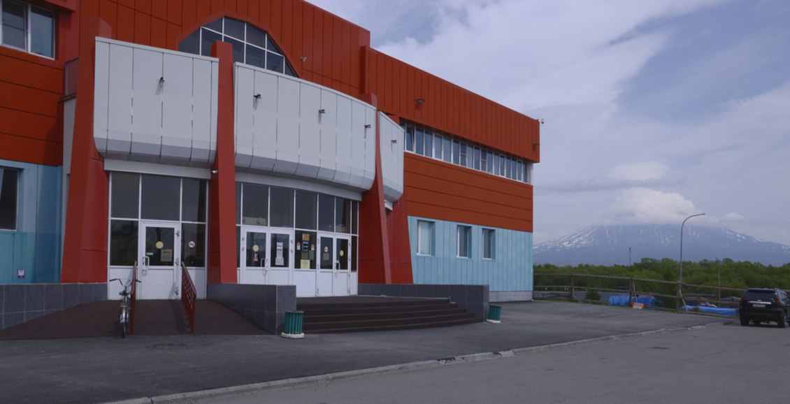В Елизове отремонтировали входную группу ФОКа «Радужный» В камчатском городе Елизово ремонт повысил доступность ФОКа для маломобильных граждан. Рабочие заменили плитку на асфальт и уложили 95 квадратных метров резиновой крошки на лестницах. Нажмите для подробностей -