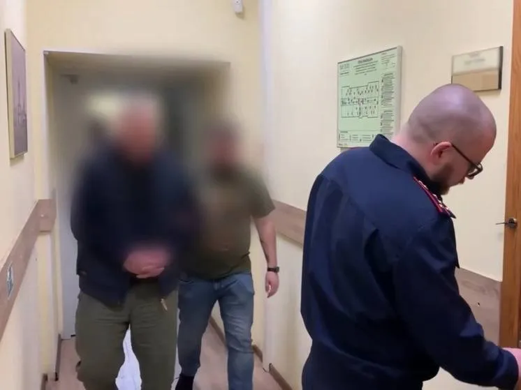 В Петербурге раскрыли покушение на убийство 28 летней давности Сотрудники уголовного розыска установили личность подозреваемого в преступлении которое произошло в 1997 году Им оказался 48 летний адвокат ранее судимый В подъезде дома на улице Уточкина 7 октября 1997 года неизвестный произвёл четыре выстрела из пистолета в мужчину 1967 года рождения Пострадавший выжил благодаря своевременной помощи врачей однако раскрыть преступление по горячим следам тогда не удалось Спустя 28 лет полицейские восстановили картину случившегося и вышли на след подозреваемого 16 апреля фигуранта задержали Им оказался местный житель работающий адвокатом Конфликт возник на почве деловых отношений GradSPb в MAX подпишись