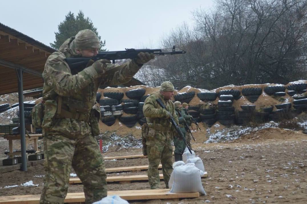 Уик-энд в окопе: воронежский губернатор приглашает всех россиян провести выходные с «пользой»   В воронежском Доме офицеров сегодня начал работу первый в России гражданский Центр тактической подготовки, сообщил губернатор Александр Гусев. Здесь «абсолютно бесплатно»  то есть за счет областного бюджета  будут учить стрелять, останавливать кровотечения, делать окопы и сражаться «на поле боя».   «Военная подготовка — важнейшее направление для нашей страны <…> Рассчитываем, что Центр станет точкой притяжения настоящих патриотов со всей России», — написал Гусев и пригласил приезжать на обучение жителей всех регионов. Для этого, видимо, придется брать отпуск: 6 занятий по 8 часов проходят по выходным.   Воронежцы, по словам Гусева, уже записываются «целыми трудовыми коллективами». При этом крупные воронежские паблики и телеграм-каналы «радостную» новость об открытии центра почему-то проигнорировали.    Среди инструкторов — «бойцы СВО», а директор центра Денис Рубащенко — «участник обороны Донбасса с 2014 года». По будням эти «герои» вместе со снаряжением будут ездить по школам Воронежской области, в том числе малокомплектным и удаленным. Губернатор не сомневается, что «это будет интересно и полезно детям».  Фото: Центр тактической подготовки и его инструкторы