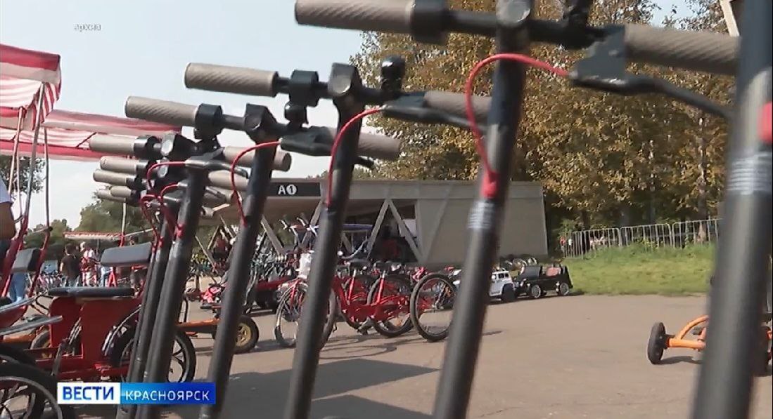 Красноярка заплатит 30 тысяч рублей за поездку сына на электросамокате Жительница города была оштрафована за то, что позволила своему несовершеннолетнему ребёнку прокатиться на самокате. Возмущенная поделилась этой новостью в социальных сетях, утверждая, что сын проехал всего 30 секунд. Несмотря на, казалось бы, небольшое по времени нарушение, инцидент вызвал резкую критику в сети. Пользователи осудили мать за пренебрежение безопасностью и нарушение установленных правил для средств индивидуальной мобильности.