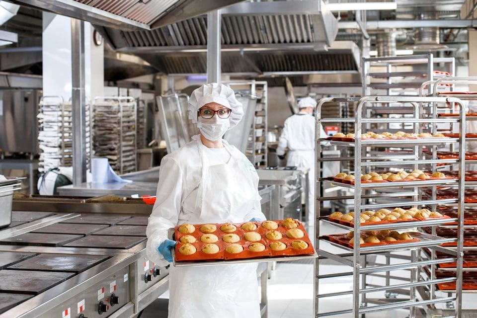 Grow Food начал судиться с арендодателем за фабрику кухню в Москве речь про площадку на юге столицы пишет Коммерсант В качестве ответчика выступает подконтрольное основателю Росинтера Ростиславу Ордовскому Танаевскому Бланко АО Бирюлево которое решило в одностороннем порядке расторгнуть с Grow Food договор аренды Ритейлер требует признать отказ ответчика от договора аренды недействительным Сейчас площадка продолжает работу на неё наложены обеспечительные меры которые запрещают ограничивать истцов в использовании этого производства