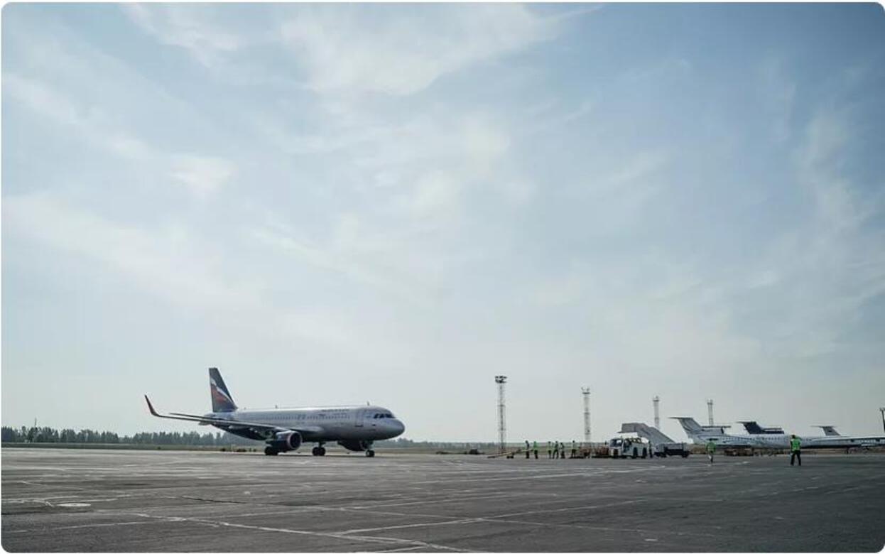 Перенаправили самолет Самолет выполнявший рейс 926 по маршруту Санкт Петербург Ижевск не смог совершить посадку в аэропорту назначения сообщил глава Ижавиа Александр Синельников Причиной стали временные ограничения на прием и выпуск воздушных судов введенные в ижевском аэропорту В связи с действием режима ковер экипаж принял решение направить борт на запасной аэродром в Перми Фото Мария Бакланова Подписаться на нас Telegram MAX