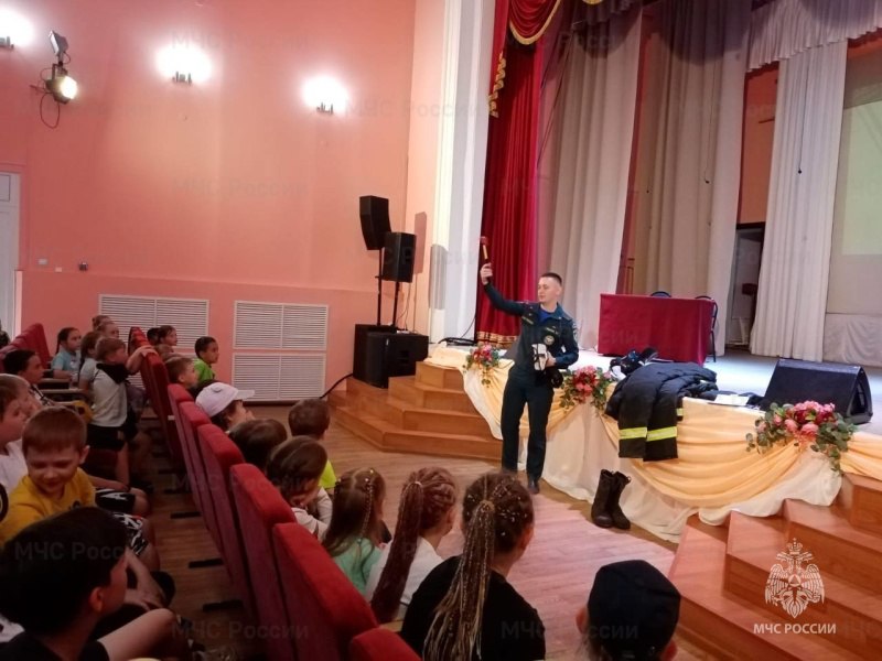 В Брянских санаториях прошли занятия по пожарной безопасности Сотрудники ОНДПР по Брянскому району и г. Сельцо заботятся, чтобы каникулы прошли максимально безопасно. В детских оздоровительных лагерях проводят уроки безопасности, где учат детей правильным действиям, как в случае пожара, так и правилам безопасного поведения на воде. Профилактические беседы прошли в Белобережском детском санатории, санатории "Ровесник" и МБУК «Центр культуры и досуга Брянского района». В рамках уроков безопасности сотрудники напомнили ребятам о том, что шалости с огнем и неосторожное обращение с ним могут привести к пожарам, о правилах поведения при пожаре и правилах использования огнетушителя. Так же, совместно с сотрудниками пожарных частей, детям рассказали о работе пожарного и с какими трудностями им приходится сталкиваться. #ДетскаяБезопасность #МЧСпоБрянскойОбласти МЧС Брянской области в ТГ ГУ МЧС России по Брянской области в ВК МЧС Брянской области в ОК