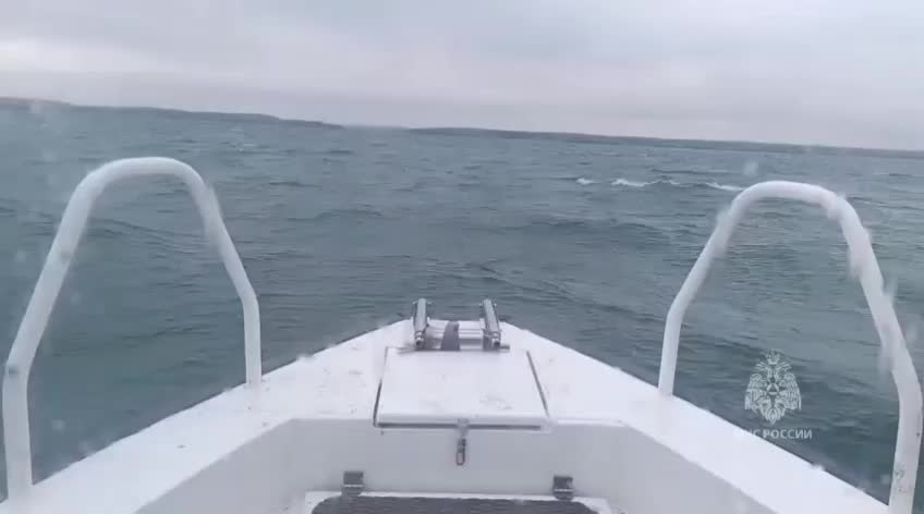 Поиски пропавших рыбаков в Азовском море продолжаются