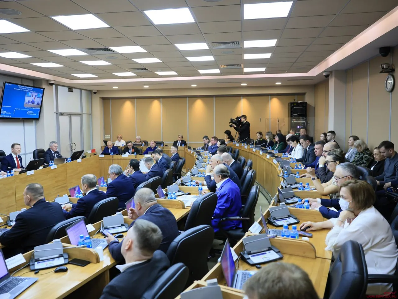 В Приморье скорректировали краевой бюджет на 2026 год Депутаты ЗСПК приняли очередные изменения в главный финансовый документ региона После корректировки доходы краевого бюджета составили 256 2 млрд рублей расходы 290 4 млрд рублей Размер дефицита остался без изменений 34 2 млрд рублей Основная причина поправок перераспределение средств и увеличение резервного фонда правительства края для оказания помощи участникам СВО и их семьям  Дополнительные средства также направят на важные социальные задачи более 673 млн рублей на переселение граждан из аварийного жилья и приобретение квартир для муниципалитетов   свыше 200 млн рублей на сферу обращения с твёрдыми коммунальными отходами Основные причины корректировки необходимость увеличения резервного фонда правительства края для оказания материальной помощи участникам специальной военной операции и их семьям Также меняются инвестиционные расходы в связи с переносом на более поздние сроки пояснил председатель комитета ЗСПК по бюджетно налоговой политике и финансовым ресурсам Галуст Ахоян Полностью читайте на нашем сайте Подписывайтесь на новости парламента Приморья