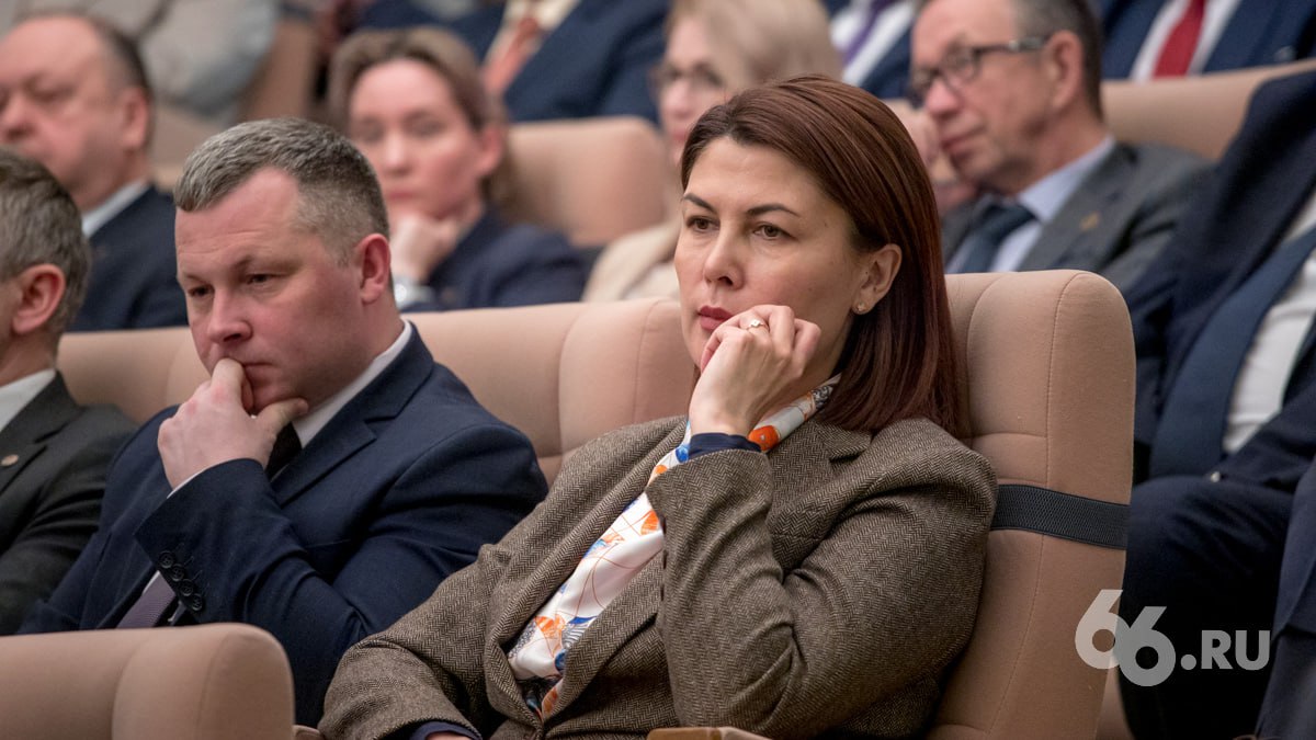 В отставку ушла глава свердловского департамента туризма Эльмира Туканова написала заявление об увольнении по собственному желанию с 1 ноября сообщили в областном департаменте информполитики Уйти Тукановой предлагали еще в конце апреля но она отказалась и с этого момента всячески сопротивлялась увольнению уточнил собеседник 66 RU В июле ее досрочно лишили полномочий на посту председателя Наблюдательного совета Управляющей компании туристско рекреационными кластерами В октябре стало известно что департамент туризма ликвидируют По указу губернатора полномочия в части туризма сохранены за и о замгубернатора министром инвестиций Дмитрием Иониным то есть функции передадут в Мининвест Параллельно идет процесс объединения Минэка и Мининвеста уточнил источник нашего журналиста Уход Тукановой совпал с преследованием в отношении экс жены бывшего вице губернатора Ирины Чемезовой Ее подозревают в мошенничестве с грантом от департамента туризма   Новости из Екатеринбурга