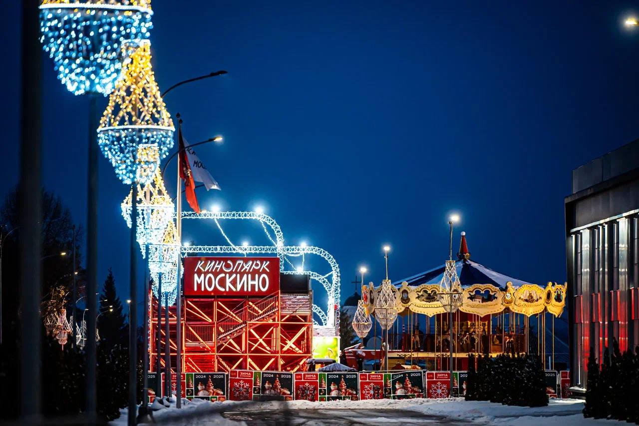 Сказочная программа в кинопарке Москино С зимним волшебником гости смогут встретиться на площадке Дом Деда Мороза На центральной площади всех ждёт тюбинговая горка с несколькими спусками а в декорациях Соборная площадь Москвы большой каток В течение сезона в кинопарке будут проводить мастер классы по актёрскому мастерству созданию ёлочных игрушек работе с хромакеем и камерой а также встречи с блогерами Когда с 1 декабря Адрес поселение Краснопахорское квартал 107 Подписаться Московская афиша