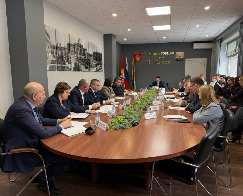 На еженедельном совещании в администрации Челябинска обсудили планы на ближайшую неделю уделив особое внимание сезонным работам и городским новинкам ЖКХ упреждающая работа с наледью Небольшое потепление стало причиной наледи на крышах домов Глава города Алексей Лошкин акцентировал внимание на этой проблеме и дал поручение заняться своевременной расчисткой кровель зданий Если крыши скатные то даже при незначительном потеплении на них сразу же образуется лед Сейчас пока отрицательные температуры не слишком низкие надо заняться его превентивной уборкой Глав районов прошу взаимодействовать с управляющими компаниями и взять этот вопрос на личный контроль подчеркнул градоначальник Параллельно продолжается вывоз снега с придомовых и общественных территорий а также системная работа по пресечению несанкционированных снегосвалок Работа службы отлова контакты для оперативных обращений Глава города обратился к жителям с просьбой своевременно сообщать о ситуациях связанных с безнадзорными животными Сейчас срок реакции на сигналы о бездомных животных существенно сократился уже месяц отловом занимается муниципальная служба созданная по инициативе Алексея Лошкина Заявки принимаются Управлением экологии и природопользования по телефону 351 729 33 66 в рабочее время и круглосуточно на почту otlov mku mail ru Решается вопрос о создании специального чат бота для оперативного взаимодействия с жителями Челябинска Синий Гипербас на улицах города Сегодня на улицы Челябинска в тестовом режиме вышел трехосный автобус Volgabus Его длина в 14 5 метра является оптимальной между стандартным автобусом и гармошкой при этом он может перевезти 130 пассажиров из которых 51 на сидячих местах   Гипербас работает на экологичном компримированном природном газе Задние колеса обладают функцией подруливания что обеспечивает повышенную маневренность для такого крупного транспорта В салоне предусмотрен увеличенный проход для комфортного перемещения пассажиров Автобус уже вышел на маршрут 4 Мамина Парк Гагарина где будет проходить испытания в течение трех недель По итогам тест драйва примут решение о потенциальных закупках такой модели для нескольких городских маршрутов Кстати на этапе обкатки пассажиры могут направлять свои отзывы муниципальному перевозчику Фото Анна Меркушева Присоединяйтесь к нашим сообществам будьте в курсе последних новостей MAX ВКонтакте Одноклассники