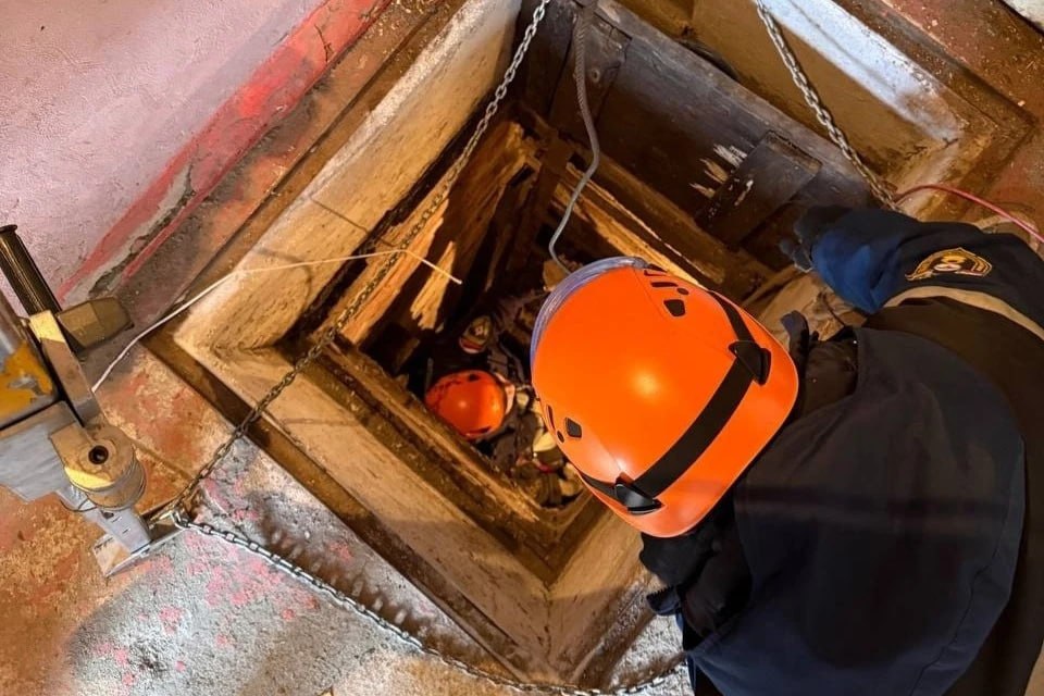 Неудачно сходила в гараж за заготовками 79 летнюю женщину в Челябинске пришлось эвакуировать из глубокого погреба Пенсионерка в компании дочери пошла в гараж чтобы достать оттуда соленья Спускаясь в гаражный погреб челябинка оступилась и упала с пятиметровой высоты Она повредила руку и не могла самостоятельно выбраться из ямы У дочери не хватило сил помочь матери но она догадалась позвонить в экстренные службы Спасатели извлекли пострадавшую из погреба при помощи альпинистского снаряжения и передали медикам рассказали в городском управлении ГО и ЧС   Подписаться на chelkp Мы в MAX