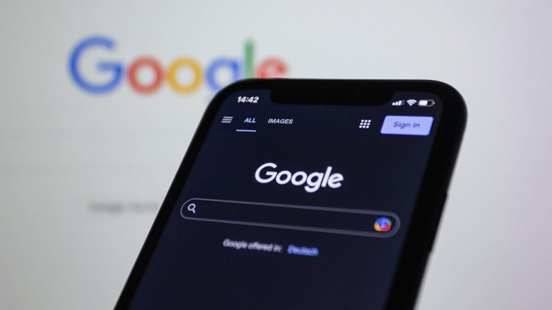 Google тестирует ИИ-сортировку в поиске с помощью функции Web Guide   Компания Google запускает экспериментальную функцию Web Guide, которая использует искусственный интеллект для автоматической сортировки веб-страниц по тематикам. Это позволит пользователям легче находить нужную информацию по сложным запросам, группируя результаты в блоки, такие как гайды, советы и личные истории путешествий.  Функция основана на модели Gemini и доступна в рамках программы Search Labs. В данный момент она меняет выдачу результатов во вкладке «Веб» и может быть временно отключена. Ожидается, что в будущем Web Guide расширит своё присутствие на других вкладках.  Источник изображения: Shutter Speed/Unsplash     Для получения дополнительной информации можно ознакомиться с материалом от TechCrunch.