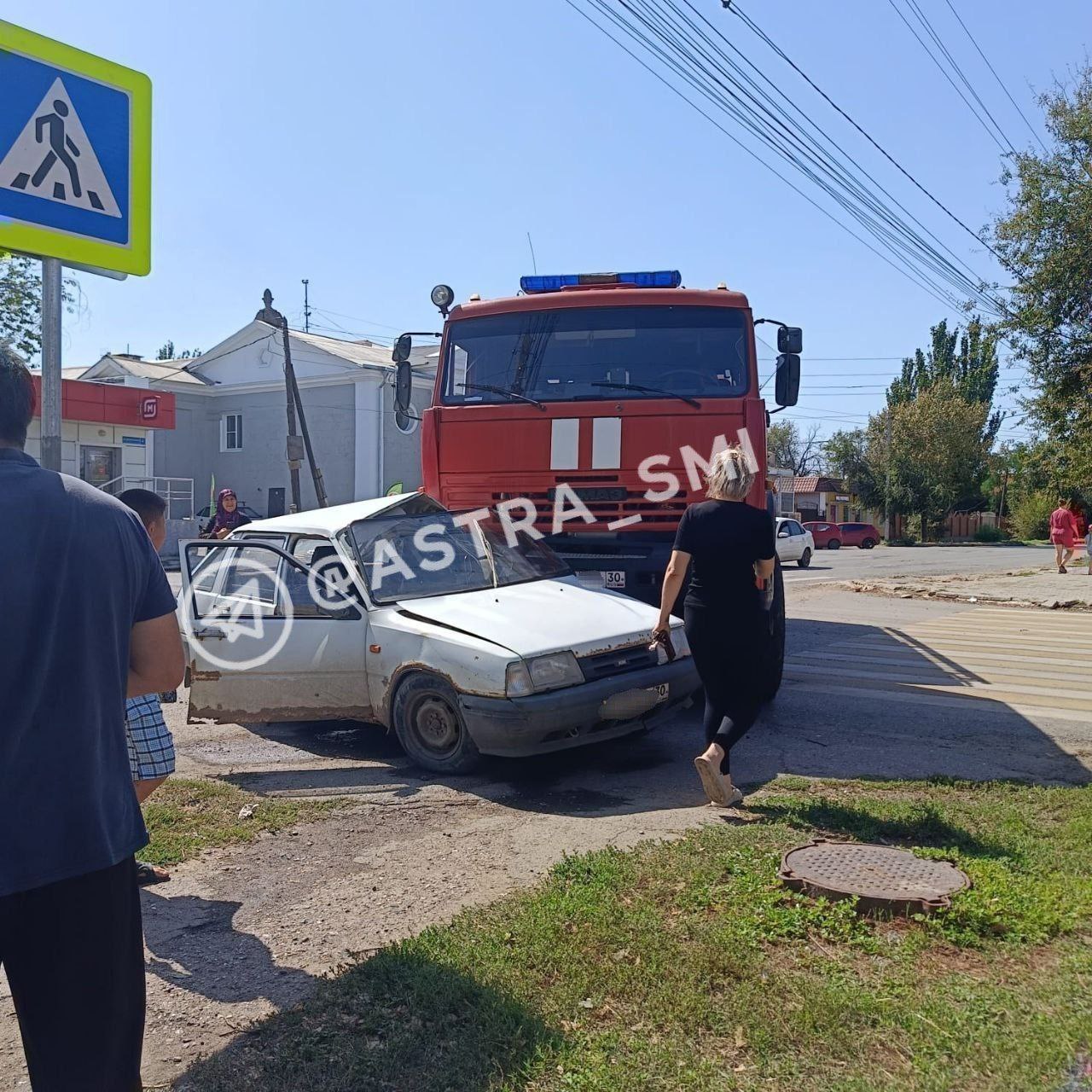 Пожарная машина врезалась в легковушку с пенсионером Накануне на улице Дзержинского 77 летний водитель автомобиля ИЖ при повороте налево врезался в пожарную машину Как сообщает Астрахань Тревожные новости спецтранспорт двигался по выделенной полосе с включенными сигналами Пенсионер госпитализирован Подробности выясняются