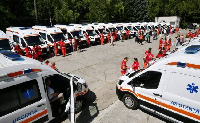 Бригады скорой помощи в Молдове выезжают примерно на миллион вызовов в год Эти данные обнародовало Министерство здравоохранения По данным ведомства за последние четыре года в Национальный центр скорой догоспитальной медицинской помощи НЦСДМП в четырёх регионах страны Центр Север Юг АТО Гагаузия было выделено 209 новых машин скорой помощи на сумму 268 миллионов леев а также построено или отремонтировано 35 подстанций и пунктов скорой медицинской помощи Согласно статистическим данным в Национальном центре скорой догоспитальной медицинской помощи работает около 4000 медработников В стране действуют 41 подстанция и 95 пунктов скорой медицинской помощи Подпишись на Княжество