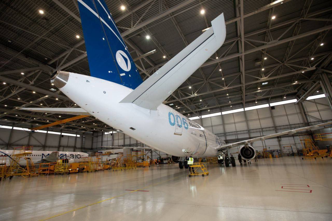 На МС 21 импортозамещены все композиты Росавиация вручила Яковлеву изменения в сертификат типа МС 21 предусматривающее импортозамещение композитных материалов в силовых элементах кессонов киля и стабилизатора Таким образом российская наука и промышленность полностью завершили большой комплекс работ по внедрению отечественных композиционных материалов в конструкцию МС 21 Работы по одобрению были завершены в декабре 2025 г В них принимали участие специалисты Авиарегистра России сертификационных центров ФГУП ГосНИИ ГА СЦ ФАУ ЦАГИ ООО СЦ МАТЕРИАЛ и АО НМЦ НОРМА Российская школа материаловедения ещё раз продемонстрировала свою готовность в короткие сроки разработать и поставить гражданскому авиастроению собственные композиты мирового уровня Их надежность для использования в конструкции МС 21 подтверждается расчетами моделированием натурными испытаниями с участием ведущих научных и сертификационных центров нашей страны Вместе продолжаем повышать уровень технологического суверенитета отечественного авиапрома и в этой важнейшей области отметил руководитель Росавиации Дмитрий Ядров Серийный выпуск кессонов киля и стабилизатора из отечественных композиционных материалов ведёт АО КАПО Композит входит в состав компании АэроКомпозит ПАО Яковлев Получение одобрения на использование отечественных композитов в киле и стабилизаторе МС 21 знаменует завершение важного этапа импортозамещения мы полностью избавили самолёт от иностранных материалов и в ходе испытаний подтвердили надежность отечественных аналогов В эту работу была вовлечена большая кооперация научных центров и производственных предприятий и я хотел бы поблагодарить всех коллег которые внесли вклад в создание целой подотрасли композитного авиастроения подчеркнул генеральный директор ПАО ОАК Вадим Бадеха Завершение данных работ один из этапов сертификации полностью импортозамещённого МС 21 В настоящее время совместно с разработчиком ПАО Яковлев ведутся работы по сертификации самолёта с новым отечественным оборудованием Ранее в 2022 году Росавиация одобрила изменения в конструкцию МС 21 включая замену двигателя на ПД 14 и использование крыла из отечественных композиционных материалов МС21 Сертификация Яковлев Подписаться на AviaComments