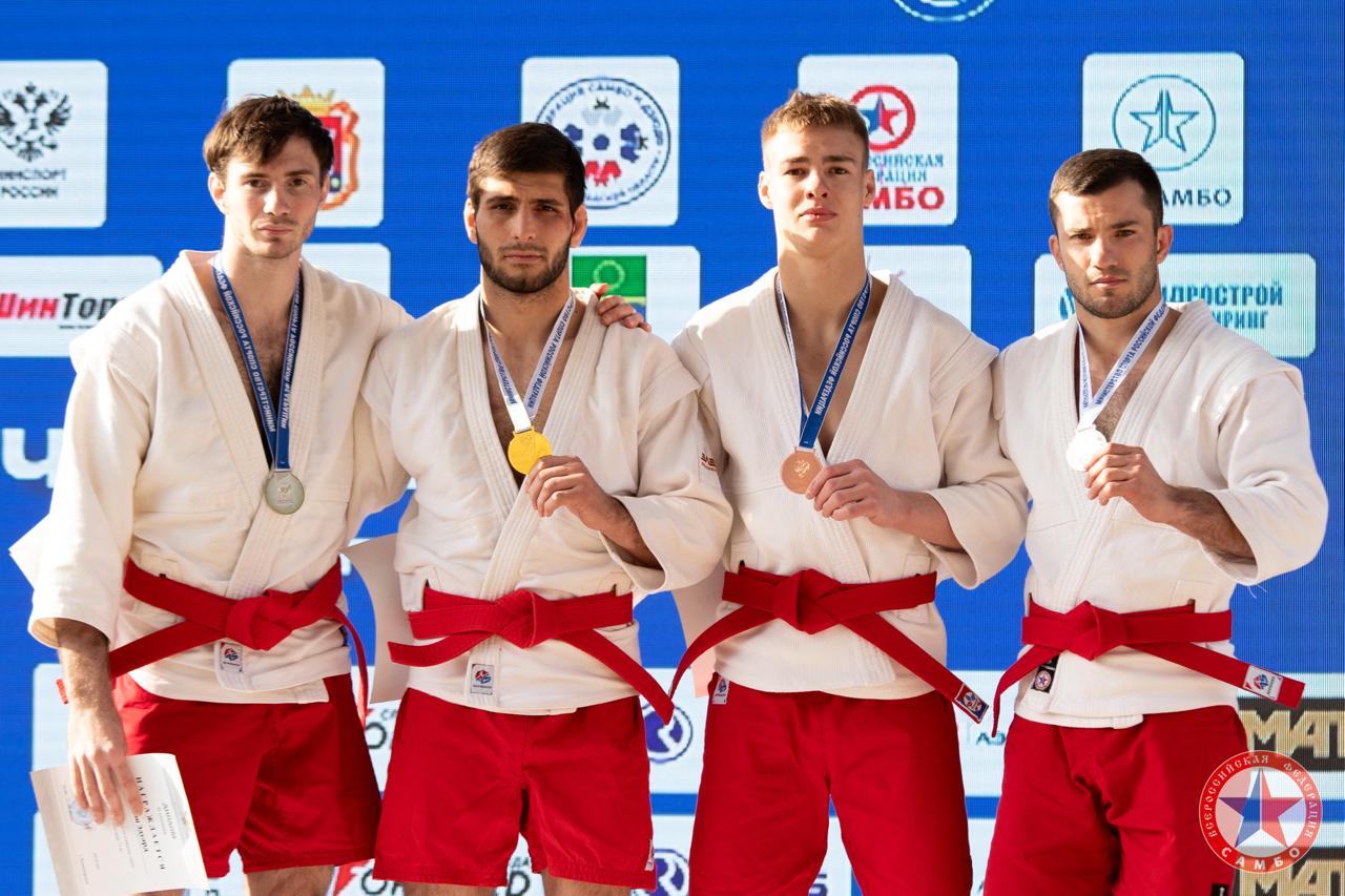 Спортсмен из Анапы стал призёром чемпионата России по пляжному самбо Масштабные соревнования завершились в городе Зеленоградске Калининградской области. В них приняли участие более 100 спортсменов из 28 регионов страны. На песке развернулась настоящая битва за медали и — главное — место в составе сборной России, которая уже в августе отправится в Сингапур на чемпионат мира по пляжному самбо. Победители турнира — обладатели золотых медалей — автоматически вошли в состав национальной команды. Немного не дотянул до победы воспитанник Федерации дзюдо и самбо и Анапы Эдурад Солопон. В весовой категории 71 кг он занял почётное второе место. Тренеры анапчанина — Сергей Галоян и Матвей Дурноян.