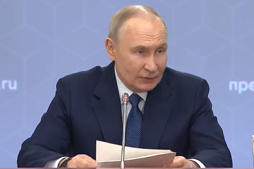 Владимир Путин анонсировал проведение международного транспортно логистического форума в Петербурге Событие намечено на грядущий апрель сообщил президент на совещании по развитию автономных систем К слову подобный форум проводили в прошлом году в Москве на нем обсуждалось сотрудничество стран в сфере применения беспилотных систем Особый акцент сделаем на поддержке начинающих инженеров создателей роботов и гражданских автономных транспортных систем во всех сферах Это станет весомым вкладом России в поддержку талантливой молодежи из разных стран мира заявил Владимир Путин пресс служба Кремля Читай нас в MAX Читай нас в Telegram