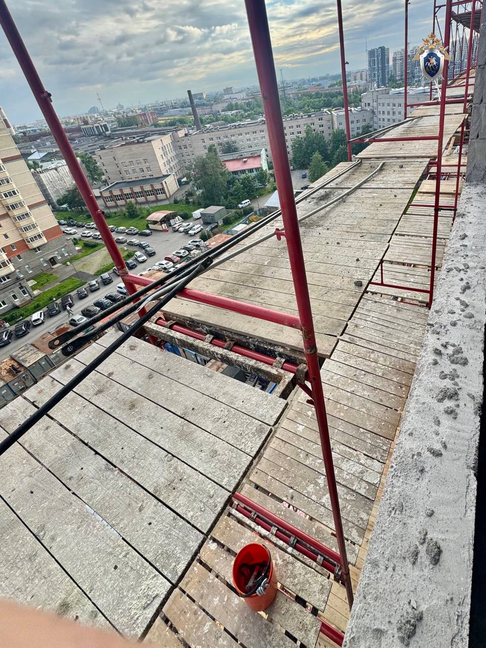 ‼ В Санкт-Петербурге по факту травмирования рабочего на стройке возбуждено уголовное дело  Следственным отделом по Калининскому району ГСУ СК России по городу Санкт-Петербургу возбуждено уголовное дело по признакам преступления, предусмотренного ч. 1 ст. 216 УК РФ  нарушение правил безопасности при ведении строительных и иных работ, повлекшее по неосторожности причинение тяжкого вреда здоровью .   По версии следствия, 28 июня представители генерального подрядчика по строительству жилого дома на Кондратьевском проспекте допустили к проведению фасадных работ на высоте сотрудника, не имеющего соответствующую квалификацию, при отсутствии защитных ограждений и средств индивидуальной защиты. В результате допущенных нарушений мужчина упал со строительных лесов с высоты 11 на 7 этаж. С телесными повреждениями работник госпитализирован, ему оказывается необходимая медицинская помощь.    Проводится комплекс следственных действий, направленный на установление всех обстоятельств произошедшего, а также лиц, ответственных за соблюдение правил безопасности при проведении работ.