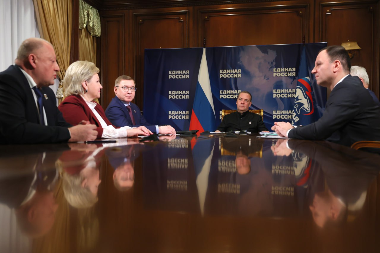 Дмитрий Медведев поддержал кандидатуры на должности секретарей четырёх региональных отделений Единой России Окончательное решение по ним примут региональные конференции партии Встречу с кандидатами провели Председатель партии и секретарь Генсовета Владимир Якушев На должность секретаря реготделения в Воронежской области претендует губернатор Александр Гусев в Новгородской области зампред комитета Совфеда по науке образованию и культуре Елена Писарева в Республике Ингушетия сенатор Михаил Илезов в Тверской области председатель заксобрания член президиума регионального политсовета Сергей Голубев Вы люди опытные каждый проработал на своём месте уже длительное время Знаете как ведётся партийная работа В чём её сложности дополнительные возможности Мы недаром говорим что Единая Россия это партия реальных дел И я надеюсь что и под вашим руководством региональные партийные организации будут доказывать это всей своей работой подчеркнул Дмитрий Медведев Подробнее на ER RU