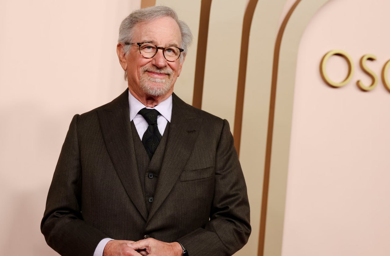 Стивен Спилберг этой ночью присоединился к клубу EGOT артистов которые получили Эмми Грэмми Оскар и Тони Режиссер был удостоен Грэмми в категории Лучший музыкальный фильм за документальную картину Музыка Джона Уильямса в которой выступил продюсером Первую статуэтку Оскар он получил еще в 1994 году за Список Шиндлера лента принесла ему награды сразу как лучший фильм и лучшая режиссура Спустя два года в его коллекции появилась Эмми за анимационный спецвыпуск Особенное рождество Пинки и Брейна А Тони режиссер забрал в 2022 году как продюсер мюзикла Странная петля The Blueprint News