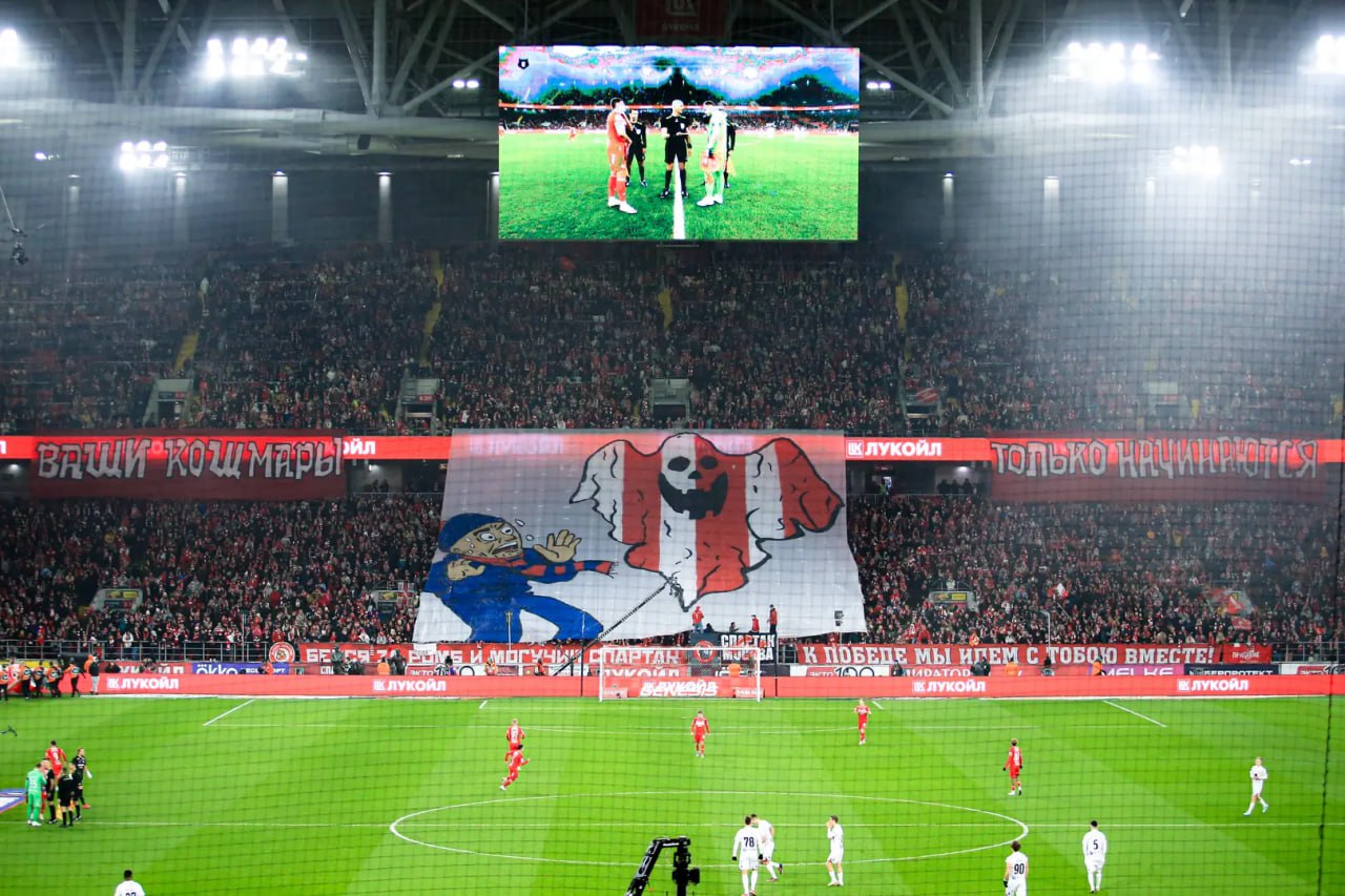 КДК РФС оштрафовал Спартак на 1 млн рублей по итогам матча с ЦСКА Учитывая все обстоятельства Спартак за необеспечение безопасности повлекшее нарушение зрителями общественного порядка поставившее под угрозу безопасность находящихся на стадионе а также за неправомерные действия зрителей штраф 800 тыс рублей За скандирование болельщиками ненормативной лексики 200 тыс рублей Что касается ЦСКА то за неправомерные действия болельщика оштрафовать клуб на 200 тыс рублей и за скандирование ненормативной лексики болельщиками на 20 тыс рублей рассказал глава КДК РФС Артур Григорьянц