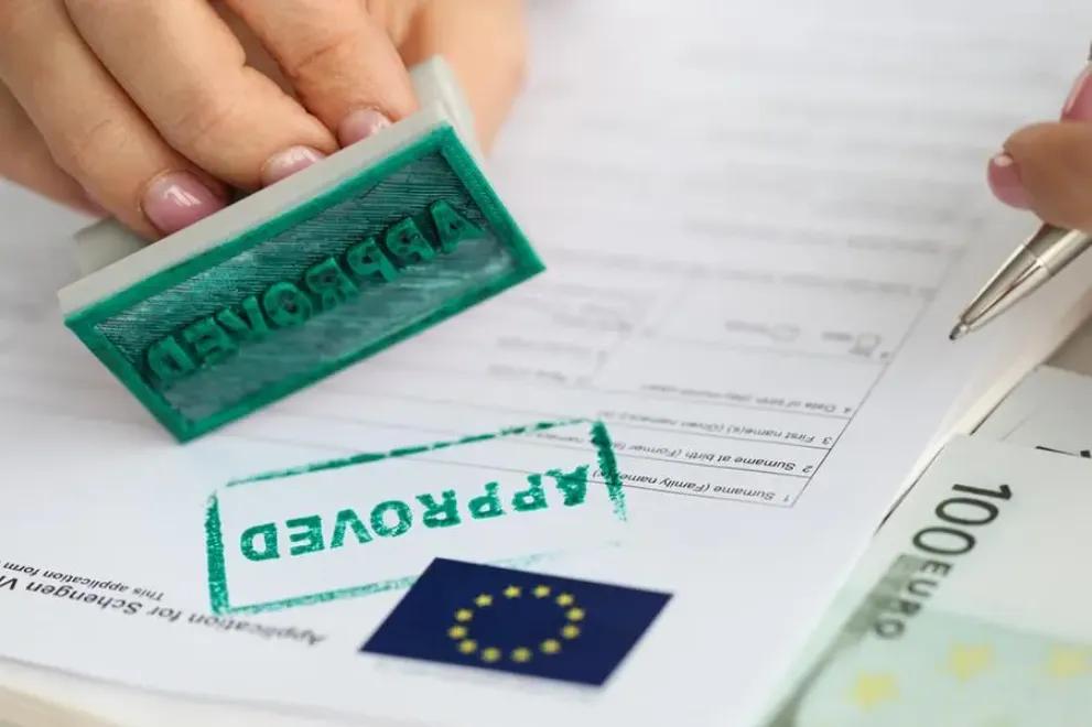 Спрос на шенгенские визы у россиян замедлился. I полугодии 2025 года рост составил лишь 3 % — это минимум за три года. В «Аэроклубе» зафиксировали даже снижение на 5 %. Причины: дефицит слотов, ужесточение требований и закрытие ряда консульств. Популярнее всего остаются Франция, Италия и Испания — там выше шанс получить мультивизу. Тем временем спрос на визы США вырос на 20–46 % — улучшилась и статистика одобрения.