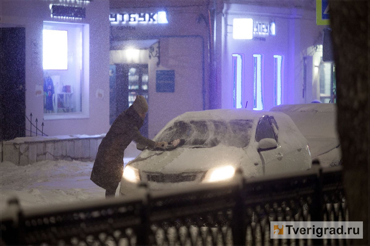 В Тверь возвращаются снегопады  В Тверской области установилась аномально тёплая погода, температура бьёт один рекорд за другим. Но вскоре характер погоды вновь станет зимним.   #прогноз_погоды #снегопад