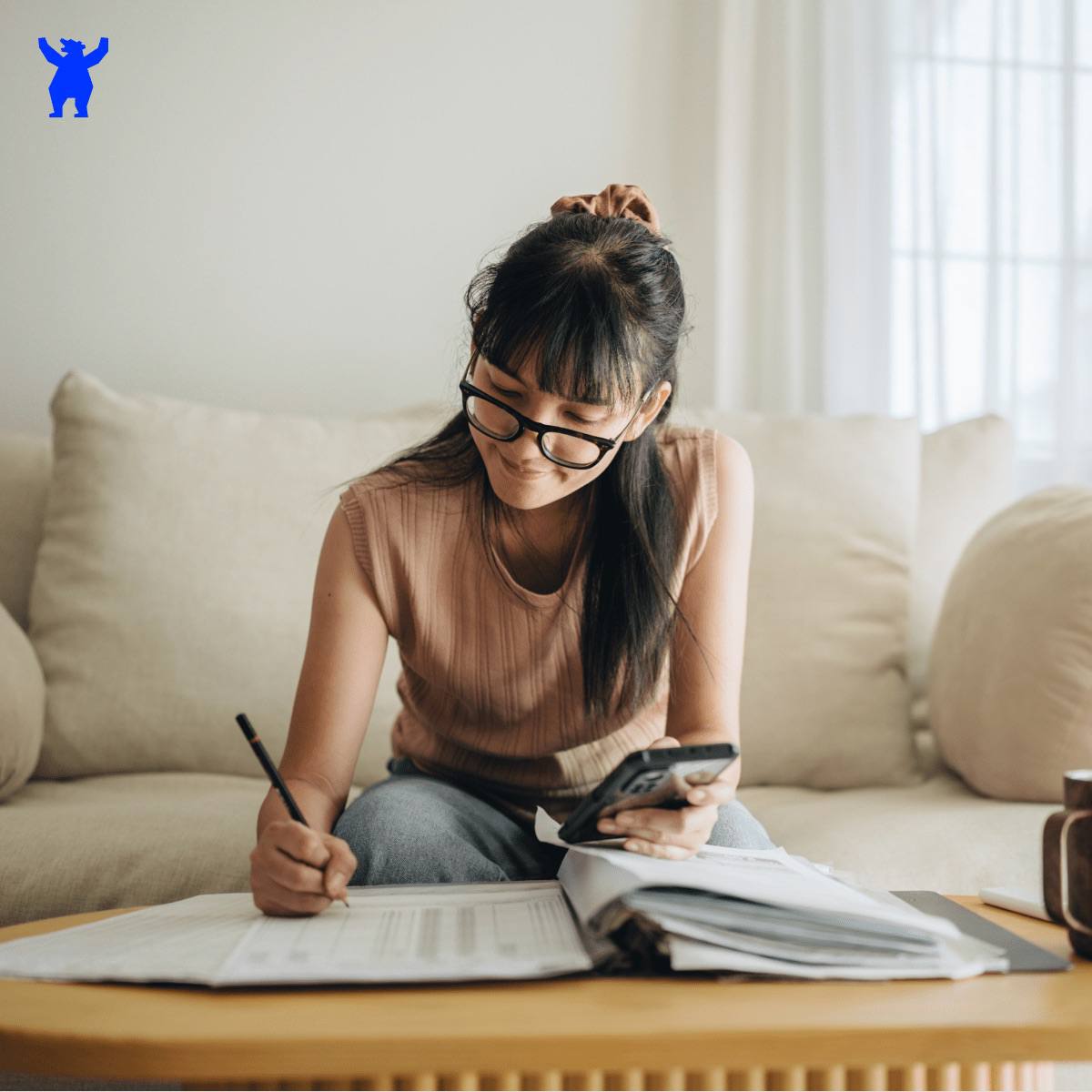 Только 18 россиян копят на долгосрочные цели остальные живут здесь и сейчас По статистике большинство в России копит на базовые нужды подушку безопасности 32 технику 30 или отпуск 24 У 38 россиян нет возможности откладывать вовсе и лишь 10 респондентов имеют запас на 1 3 месяца У 8 респондентов есть запас на полгода и больше Более того отношение к инвестициям до сих пор остаётся настороженным 39 не доверяют вложениям 31 предпочитают подождать Только 20 воспринимают инвестиции как способ защитить и приумножить средства Читайте на Russian Business rb ru