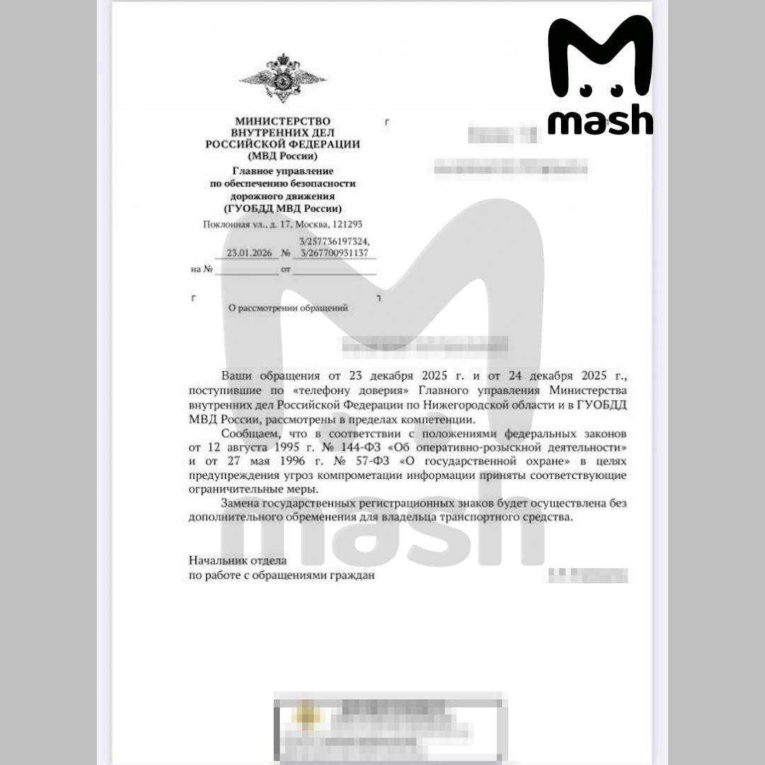 В России изымают номера ЕКХ В России начали изымать номера ЕКХ которые долгое время ассоциировались с силовыми структурами Официально это связано с угрозой компрометации так как такие авто могут привлекать внимание спецслужб и создавать риски для владельцев В ГИБДД объясняют это мероприятие как меру по предотвращению угроз жизни и утечек информации Также это связано с борьбой против псевдовласти так как водители с такими номерами часто нарушают ПДД прикрываясь ассоциацией с силовыми структурами Изначально номера ЕКХ были служебными и использовались ФСО ФСБ и чиновниками Однако с 90 х годов они распространились среди населения Сейчас их постепенно выводят из оборота и при смене автомобиля такие номера больше не регистрируют Илон Маск