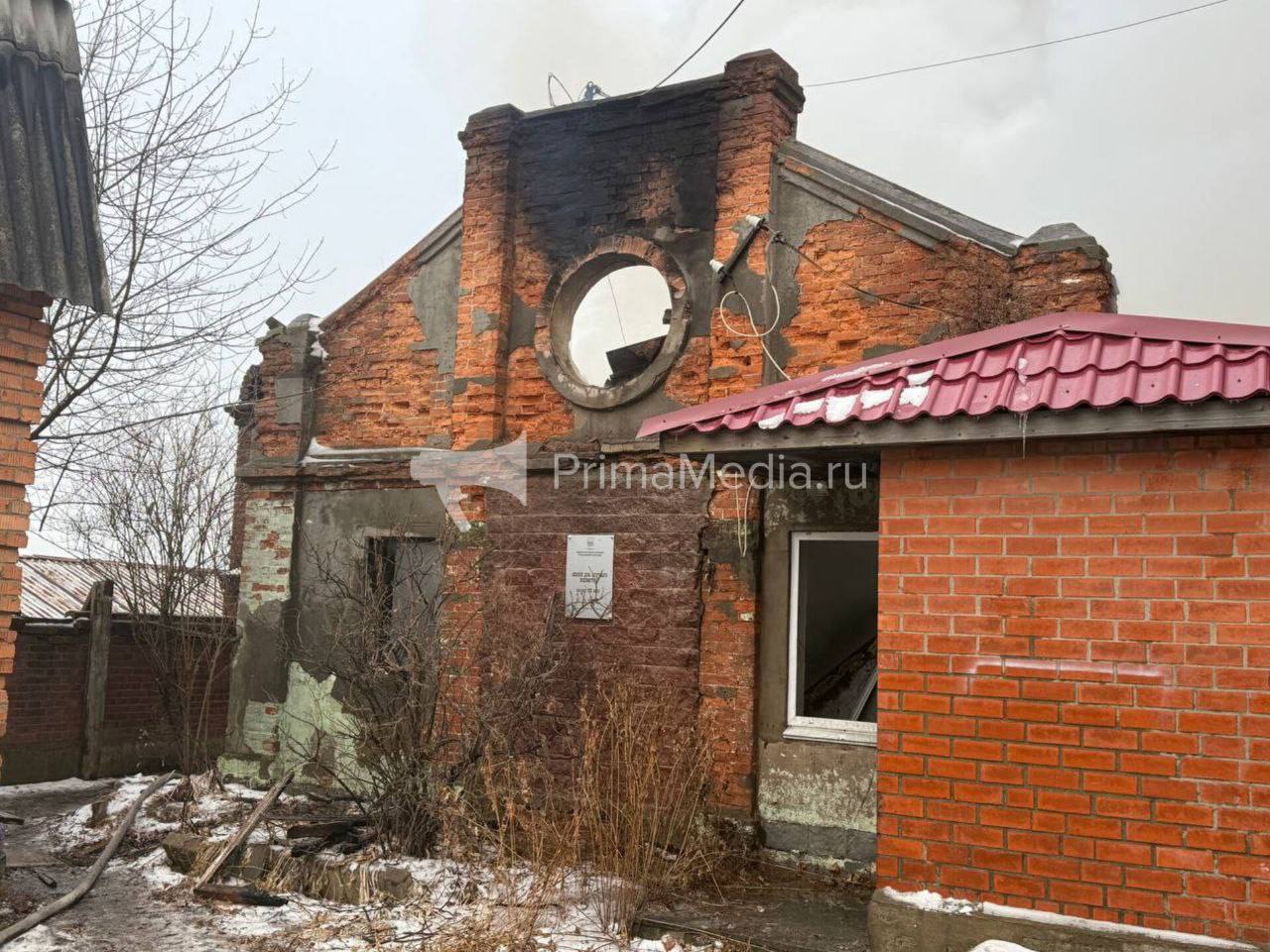 Пожар в Почтовом переулке локализован приблизительно в 10 утра В 10 24 ликвидировано открытое горение МЧС Как сообщает корр ИА PrimaMedia с места событий судя по всему пожар полностью уничтожил и имущество людей Огнеборцы сообщают что возможно повторное обрушение крыши   PrimaMedia в       подпишись 18