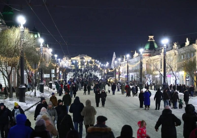 Более 80 тысяч человек побывали на Пешеходном зимнем Любинском в Омске Вечером 11 января Любинский проспект в Омске снова открыли для транспорта На все новогодние праздники этот участок был задействован для реализации проекта Пешеходный зимний Любинский Как сообщил губернатор Виталий Хоценко в мероприятиях проводимых здесь приняли участие около 80 тысяч человек А всего в праздничных мероприятиях которые проходили в Омской области участвовали более 163 тысяч человек Подробнее о самых важных моментах Пешеходного зимнего Любинского читайте на сайте
