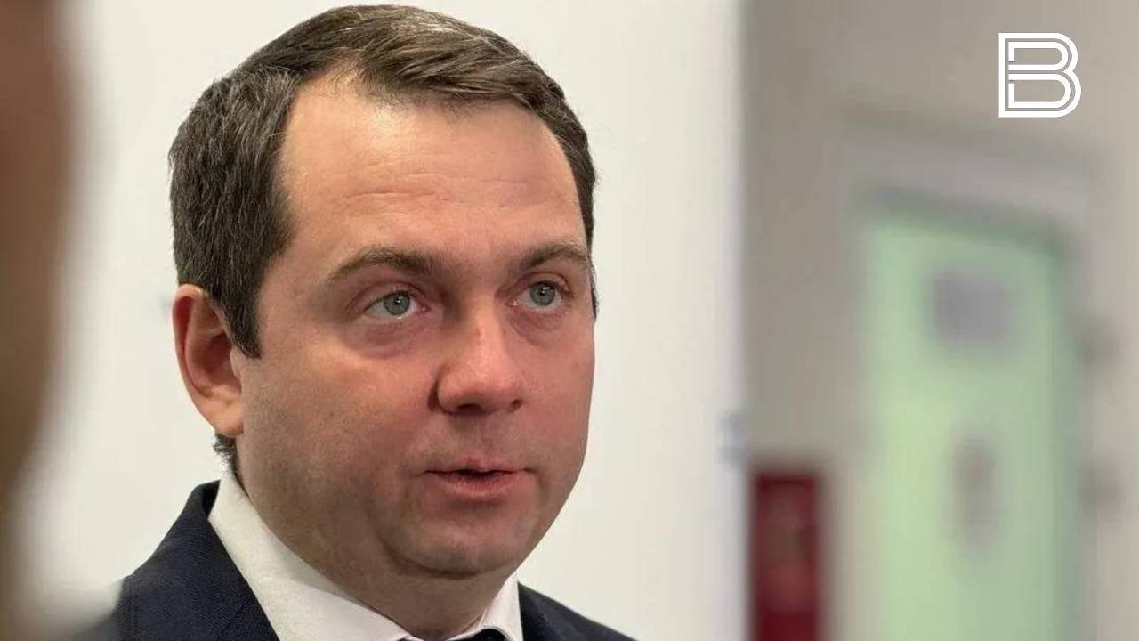 Вести Мурман Андрей Чибис увеличение объемов и сроков финансирования сделают северный завоз более эффективным Глава комиссии Госсовета по СМП и Арктике выступил с инициативами к президенту РФ Владимиру Путину в интересах арктических регионов Андрей Чибис предложил рассмотреть возможность увеличить лимиты казначейских кредитов до 30 миллиардов рублей в 2026 году отметив важность направления финансов в начале года Еще один важный момент срок возврата кредитов отметил глава профильной госкомиссии С учетом того что кредиты казначейские закупленное топливо доставлено до населенного пункта но это топливо используется и в следующем году с учетом длительного отопительного периода А по ряду населенных пунктов это топливо которое закупается несколько лет используется как например в подробнее на канале Вести Мурман