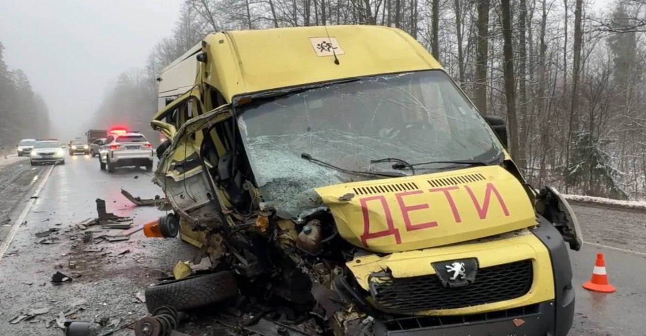 Девять школьников и десять взрослых вместо концерта попали в больницу в Брянском районе Шевроле выехал на встречку где протаранил желтый микроавтобус Как сообщили в брянской полиции ДТП произошло сегодня в 8 50 на 367 километре автомобильной дороги М 3 Творческий коллектив воспитанников и сотрудников межпоселенческого культурно досугового центра Севского района ехал на концерт в Брянск Прокуратура начала проверку