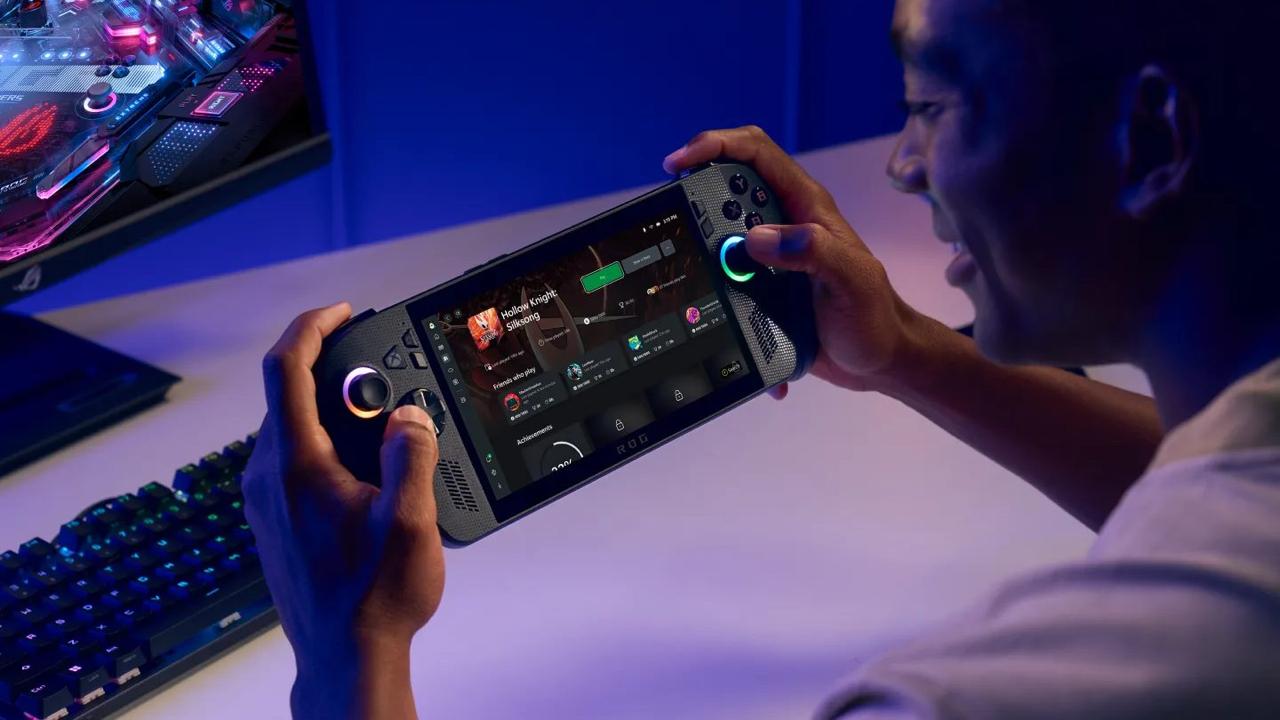Microsoft показала «портативную Xbox» — её создали в партнёрстве с ASUS. В стандартной ROG Xbox Ally чип AMD Ryzen Z2A и 16 + 512 ГБ памяти, а в топовой Ally X — Ryzen AI Z2 Extreme и 24 ГБ + 1 ТБ. Говорят, будет мощнее СтимДека. Консоль работает на специальной версии Windows с оболочкой от Xbox, а функции Game Pass вшиты из коробки. Сколько будет стоить, скажут позже, старт продаж — зима 2025.