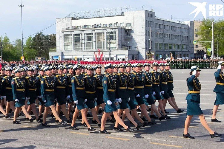 В Новосибирске одна из участниц Парада Победы упала в обморок Как рассказали корреспонденты КП-Новосибирск, сотрудница одного из ведомств, участвовавшая в Параде, потеряла сознание. Ей на помощь пришли спасатели. - Девушку, которой стало плохо, спасатели передали сотрудникам скорой, которые оказали ей помощь, - пояснили КП-Новосибирск в областном МЧС. В параде на площади Ленина в 2025 году приняли участие более 2,5 тысяч человек и около 30 единиц техники. КП - Новосибирск