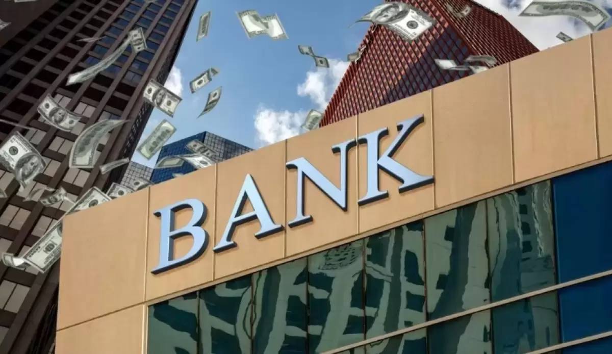 Банки Казахстана удвоили продажи рублей на внебиржевом рынке  По данным Национального банка, в июле объем сделок достиг 79,5 млрд рублей  в пересчете по средневзвешенному курсу сделок — 536,8 млрд тенге . По сравнению с июнем это больше в 2,2 раза.    Детали   Как отметили эксперты “ПКБ”, на горизонте последних десяти лет более высокие уровни наблюдались лишь дважды, в апреле и декабре 2022 года – 147,9 млрд и 99,7 млрд рублей соответственно.    – Правда, стоит оговориться, что оба значения были рассчитаны с учетом «завершения операций, проведенных в рамках получения поддержки от материнской организации». В целом до упомянутых всплесков активность отечественных банков по продаже рублей на внебиржевом рынке практически отсутствовала — среднемесячный уровень периода с января 2015 года по март 2022 года составляет 1,4 млрд рублей.   Отметим, что с тех пор, как ситуация начала меняться, динамика показателя носит неустойчивый характер. При этом с августа 2024 года прослеживается его некоторое оживление – наблюдаемые месячные объемы стабильно превышают 10 млрд рублей, пишут эксперты.   Покупателями 75% рублей, проданных казахстанскими банками в июле, выступили банки-нерезиденты.      Подробнее — на сайте Ulysmedia.kz
