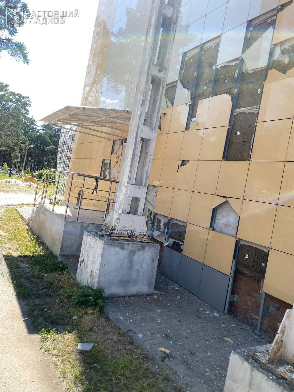 На заметку Губернатор Белгородской области Вячеслав Гладков: В городе Шебекино беспилотник ВСУ атаковал социальный объект. Пострадала сотрудница. Предварительно, женщина получила минно-взрывную травму и баротравму. Сейчас она проходит обследование. В здании повреждены остекление и фасад. Оперативные службы работают на месте.