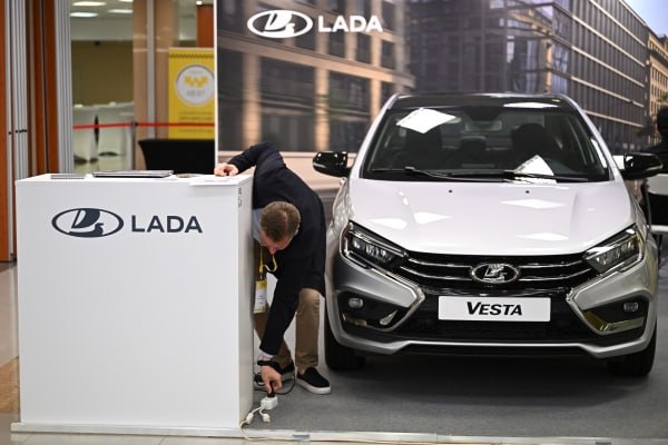 «АвтоВАЗ» раскрыл новые опции для Lada Vesta  В 2025 году флагманская модель получит ключ-карту, климат-контроль и амбиентную подсветку.  Об этом сообщает «Автостат» со ссылкой на пресс-службу компании.  В начале октября «АвтоВАЗ» начал продажи улучшенной Lada Vesta. Благодаря локализации производства в России, в перечень опций вернулись система стабилизации ESC, а также боковые подушки безопасности, трёхступенчатый обогрев передних сидений, камера заднего вида с динамическими линиями траектории движения, датчики дождя и света, задний подлокотник и прочее.    Подпишись на «Говорит Москва»