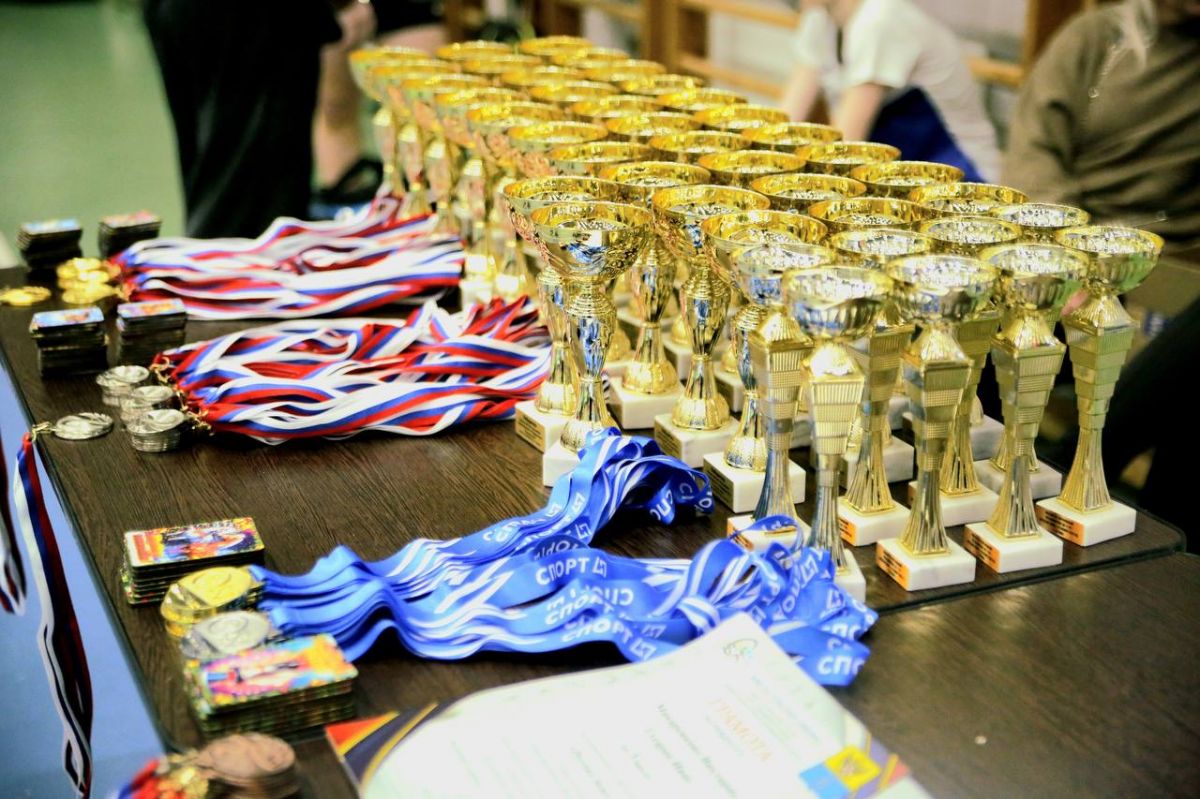 Тульские спортсмены завоевали медали на всероссийских соревнованиях Русская зима в Гатчине   newstula ru fn 1783400 html Со 2 по 7 января 2026 года в Гатчине Ленинградская область состоялись всероссийские юниорские и юношеские соревнования по бадминтону Русская зима Спортсмены из Тульской области показали отличные результаты и завоевали медали на турнире высокого ранга Наиболее успешно выступила Дарья Тишкова ставшая бронзовым призером в одиночном разряде WS15 до 15 лет Кроме того в парных дисциплинах тульские спортсмены также поднялись на пьедестал Иван Богатырев в паре с Алексеем Докудаевым   Прислать новость Подписаться   Мы в MAX