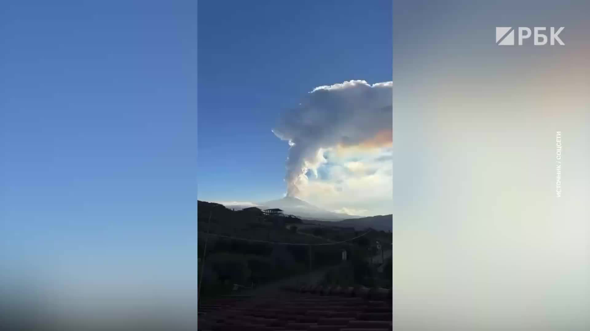 Вулкан Этна возобновил активность на Сицилии, выбросив лаву и пепел