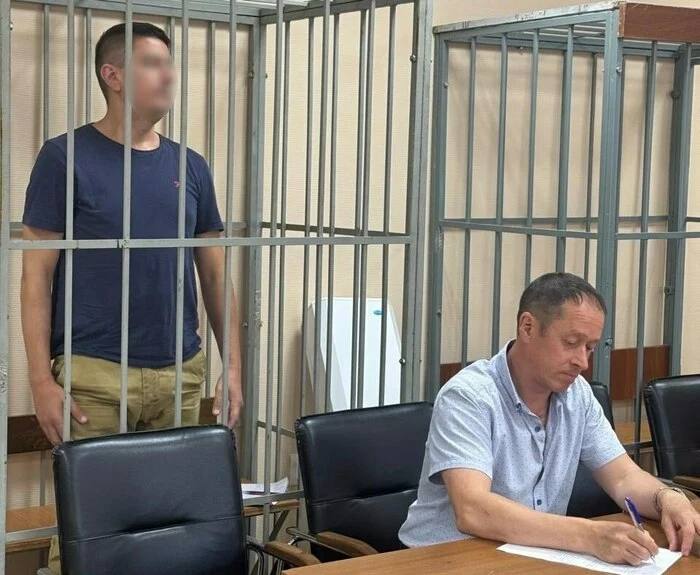 В Калининграде взят под стражу обвиняемый в госизмене. Он перевёл ВСУ больше 288 тыс. рублей. По версии следствия, в феврале 2025 года 41-летний мужчина находился в Киеве и перевёл более 120 тыс. украинских гривен, или 288,8 тыс. рублей на счёт ВСУ. Это расценивается как госизмена. Гражданину за совершение особо тяжкого преступления против безопасности государства может быть назначено наказание в виде лишения свободы на длительный срок. Мужчина не имеет постоянного места жительства и регистрации на территории РФ. Правоохранители считают, что «он может скрыться от органов следствия или суда, оказать давление на свидетелей либо иным путём помешать производству по уголовному делу». Постановлением Центрального районного суда Калининграда в отношении обвиняемого избрана мера пресечения. Он будет находиться под стражей до 10 сентября 2025 года.