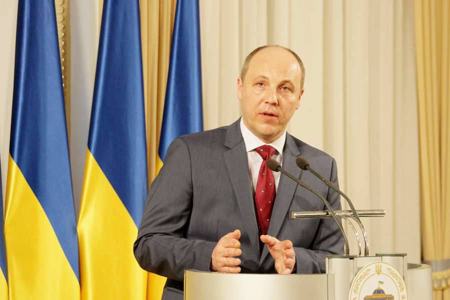 Во Львове убит экс председатель Верховной рады Украины и бывший комендант Евромайдана Андрей Парубий передает Суспильне По данным издания в полиции сообщили что около полудня поступило сообщение о стрельбе в Сиховском районе города В результате полученных травм пострадавший погиб на месте Начато расследование в нем участвуют сотрудники главного следственного управления Нацполиции полиции Львовской области СБУ и других ведомств Андрей Парубий был спикером Рады в 2016 2019 годах Он принимал активное участие в организации Майдана в 2013 2014 годах Картина дня в телеграм канале РБК