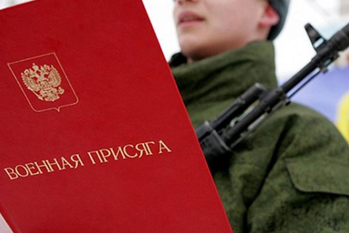 Действие решения об отправке призывника на срочную службу расширено до двух призывных кампаний следует из постановления Правительство России скорректировало правила призыва на военную службу Теперь если призывника по какой то причине не направили в часть в период осеннего или весеннего призыва это смогут сделать в следующую кампанию в течение года с момента принятия решения Постановление опубликовано на портале нормативных правовых актов В апреле закон устанавливающий такое требование подписал президент РФ Владимир Путин