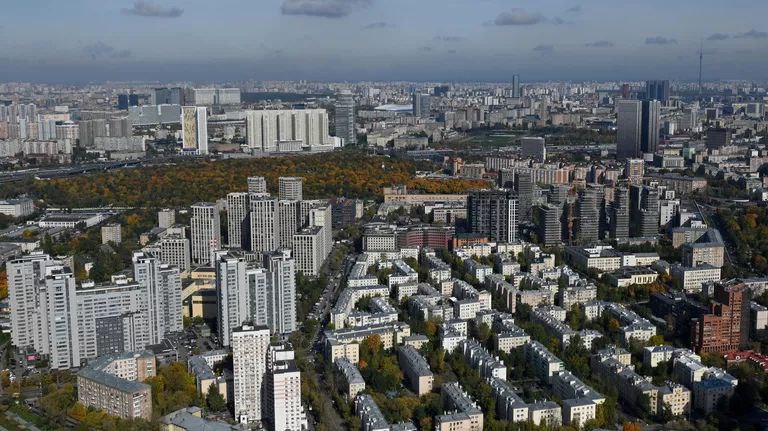 Аренда однокомнатных квартир в Москве взлетела почти на 20% за год, сообщает     Стоимость аренды однокомнатных квартир в Москве резко выросла за последний год, достигнув в среднем 70 тысяч рублей в месяц. По данным «Яндекс Аренды», рост составил почти 20% – 19% – по сравнению с прошлым годом. Подорожание коснулось и других типов жилья: аренда студий выросла на 7%, двухкомнатных квартир – на 18%, а трехкомнатных – на целых 21%.    Эксперты связывают подорожание с инфляцией и увеличением числа инвестиционных квартир на рынке аренды. В то же время, аналитики Циан отмечают отсутствие традиционного летнего затишья на рынке, указывая на смещение начала сезона высокого спроса на более ранние сроки. Арендаторы, по словам экспертов, начинают искать варианты заранее, что поддерживает высокий уровень цен.  Фото: РИА