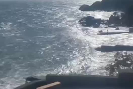 Мужчина спасен после того, как его смыло с пирса в Алупке во время шторма