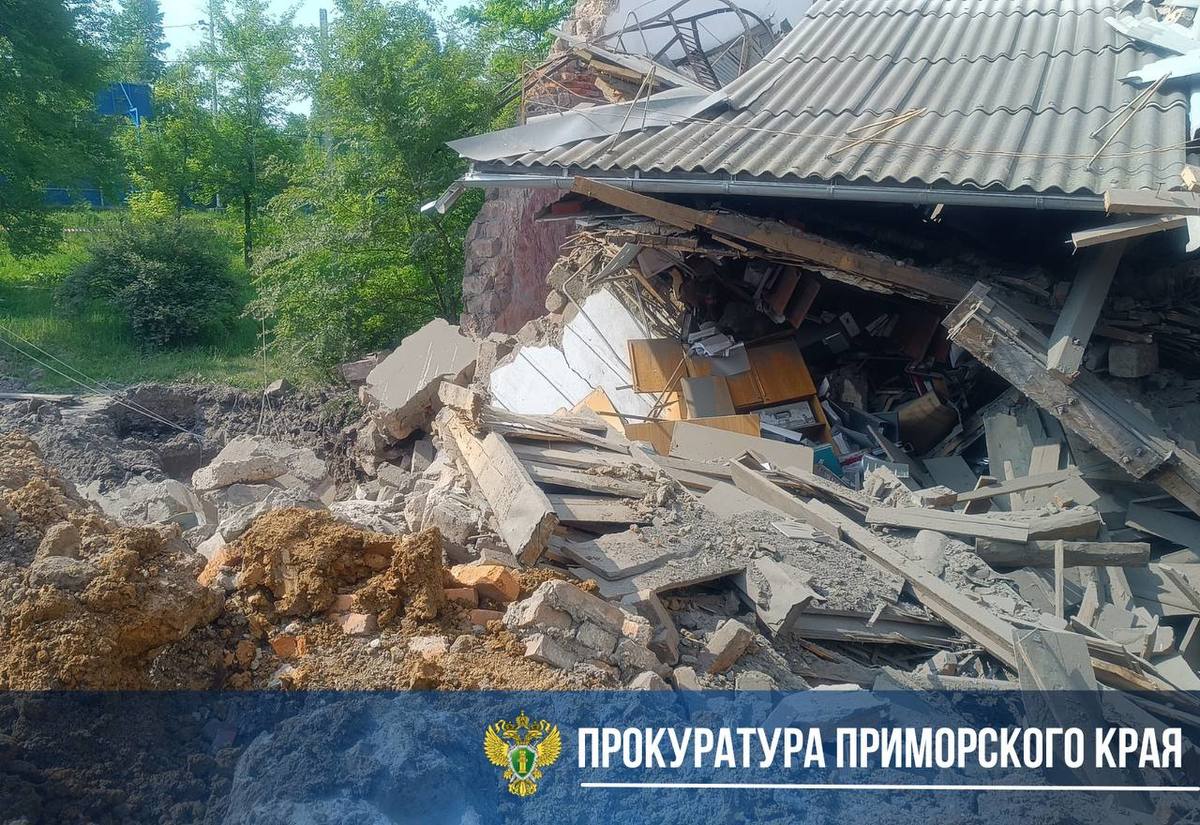 Прокуратура начала проверку по факту обрушения здания спортзала в школе № 17 в Артёме. В результате инцидента никто не пострадал. Доступ на территорию школы ограничен. В ходе проверки будут изучены все обстоятельства произошедшего, а также дана оценка действиям ответственных лиц. Подробнее Источник: прокуратура Приморского края