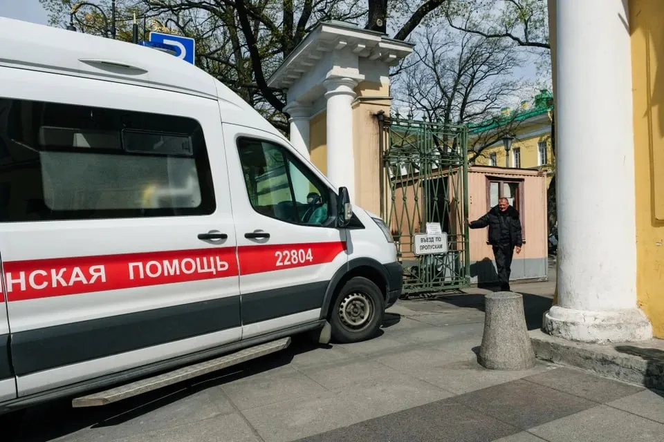 Подросток расстрелял бывшую девушку в подъезде после расставания В Красносельском районе Петербурга 17 летний юноша выстрелил не менее восьми раз в спину своей 20 летней бывшей возлюбленной Пострадавшая получила ушибы плеча и бедра после чего написала заявление в полицию В отношении жителя Луги решается вопрос о возбуждении уголовного дела Инцидент произошел утром 12 апреля в парадной дома где проживала девушка зачем так надо было поступать Артем Килькин Читай нас в MAX Читай нас в Telegram