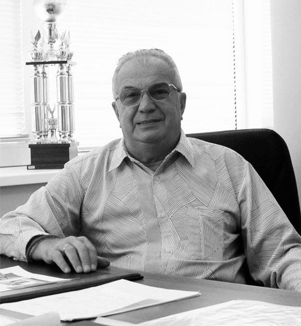 Скончался знаменитый иллюзионист Эмиль Кио Народному артисту России было 87 лет О его кончине сообщил глава Большого Московского государственного цирка Эдгард Запашный Кио происходил из династии известных циркачей С 1961 года он начал принимать участие в представлениях как ассистент своего отца В 1966 м создал собственный иллюзионный аттракцион Он продолжил дело своего отца который тоже выступал под псевдонимом Эмиль Кио и вывел фокусы на новый уровень Среди известных трюков мягкий шест который подбрасывается и становится твердым в воздухе а потом на него залезает гимнаст Также знаменитым фокусом был маленький запорожец из которого выходят 18 человек   Подпишитесь на Абзац TG VK Дзен MAX Rutube