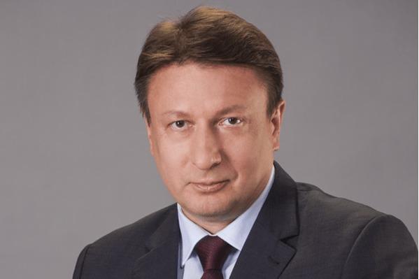 Прокуратура запросила 12 лет колонии для бывшего спикера думы Нижнего Новгорода Олега Лавричева сообщает Ъ Приволжье Экс гендиректора Арзамасского приборостроительного завода обвиняют в растрате и мошенничестве По версии следствия в 2015 2019 годах Лавричев приобрел за счет предприятия медицинское оборудование почти на 22 5 млн рублей Затем он передал технику в медклинику учредителем которой была его супруга После этого обвиняемый дал указание подчиненным изготовить фиктивные договоры пожертвования медицинских аппаратов в собственность аффилированного благотворительного фонда Также как считает следствие Лавричев незаконно приобрел право на принадлежащие Арзамасскому приборостроительному заводу землю и расположенные на ней объекты недвижимости общей стоимостью около 40 млн рублей Суд продлил Лавричеву срок ареста еще на три месяца Следующее заседание суда запланировано на 1 октября Прислать новость Главные новости региона Telegram MAX