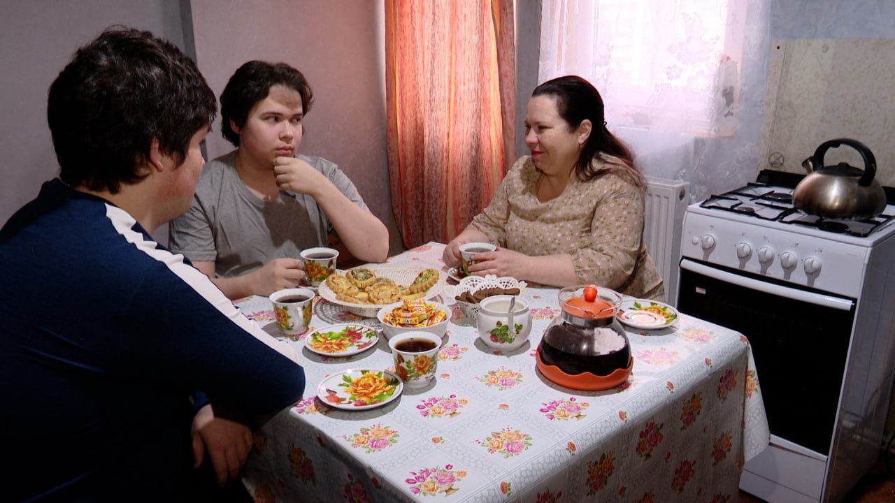 Многодетной семье Яковлевых из Ижевска больше не придется заготавливать дрова и топить печь Газ в доме появился после обращения многодетной мамы Татьяны Яковлевой к главе Удмуртии Александру Бречалову Как рассказала ижевчанка ее супруг сейчас лежит в госпитале после ранения в зоне СВО А в доме давно уже установлено все газовое оборудование однако газ с 2024 года так и не появился Глава Удмуртии взял ситуацию на личный контроль и поручил гендиректору Газпром межрегионгаз Ижевск Александру Черкашину и главе минстроя региона Михаилу Баранову провести газ в дом семьи незамедлительно до наступления морозов 12 ноября газ в хозяйство Татьяны Яковлевой был подключен   Дома теперь все время тепло Мы с детьми выезжаем по магазинам на мероприятия посещаем родственников Дочка занимается танцами я теперь с ней езжу парни могут задержаться в университете общаться спокойно со сверстниками рассказала многодетная мама у которой больше нет постоянной привязки к дому чтобы следить за топящейся печью На сегодня в Удмуртии газовым отоплением пользуются 522 тысячи семей В 30 тысяч домов газ провели по программе догазификации 3000 семей воспользовались региональной субсидией еще 105 тысяч получили льготный займ на покупку газового оборудования В 2026 году планируется построить в Удмуртии еще 240 км газораспределительных сетей к которым смогут подключиться более 4000 домохозяйств