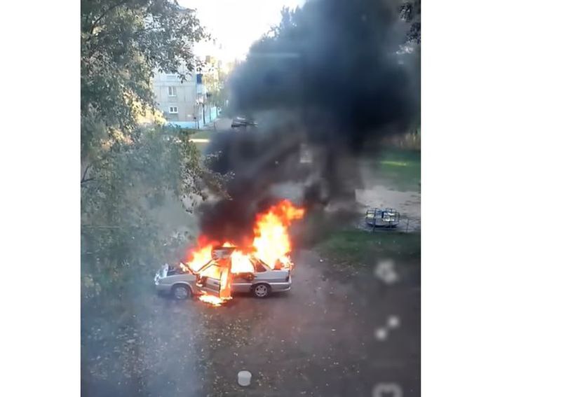 Около школы в Сызрани вспыхнул автомобиль Видео   www syzran small ru news 96476 Подписаться на канал МС syzransmall